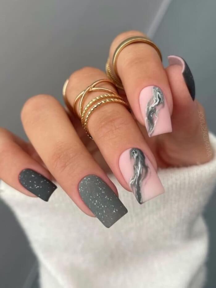 Más de 30 impresionantes diseños de uñas en gris para que sean neutrales - 237