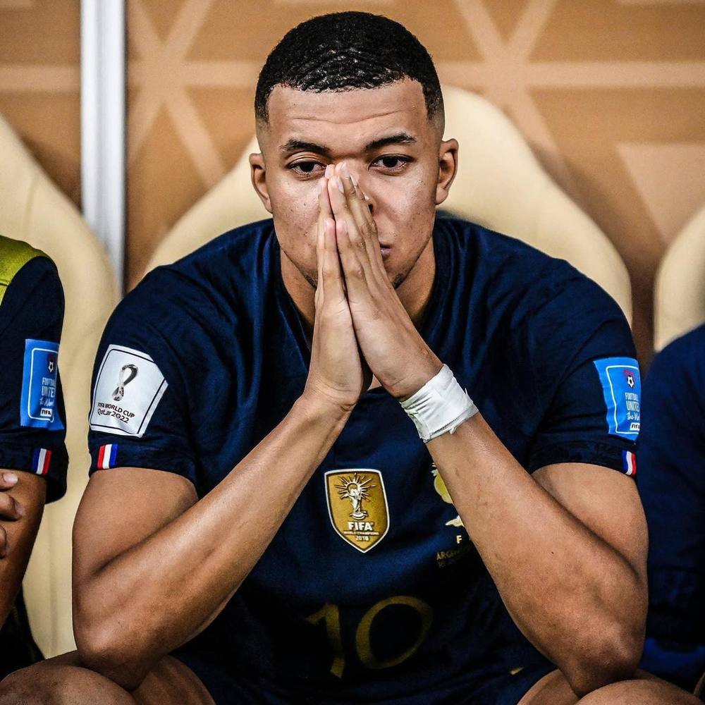 Khoảnh khắc Mbappé lướt ngang cup World Cup giống Messi 8 năm trước