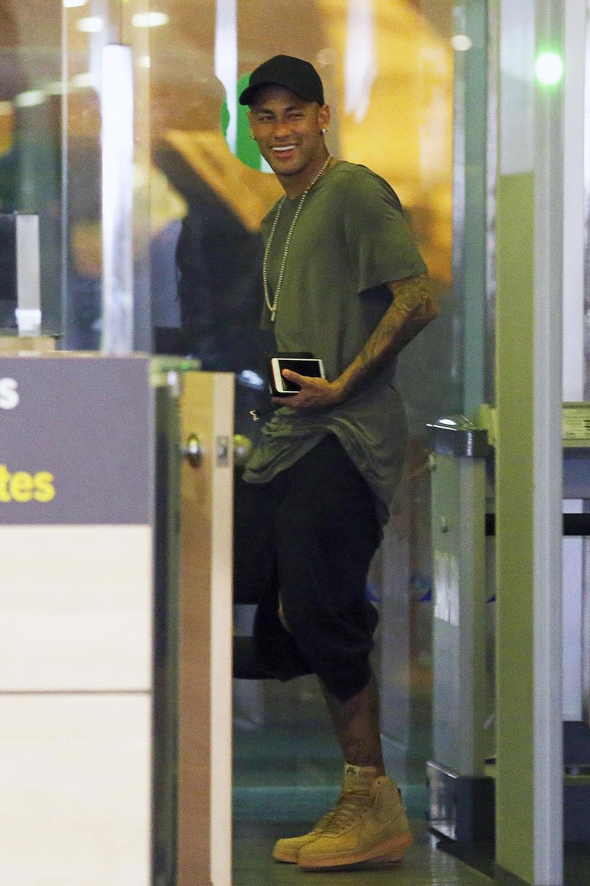  Neymar flew into Barcelona airport to catch up with some old pals