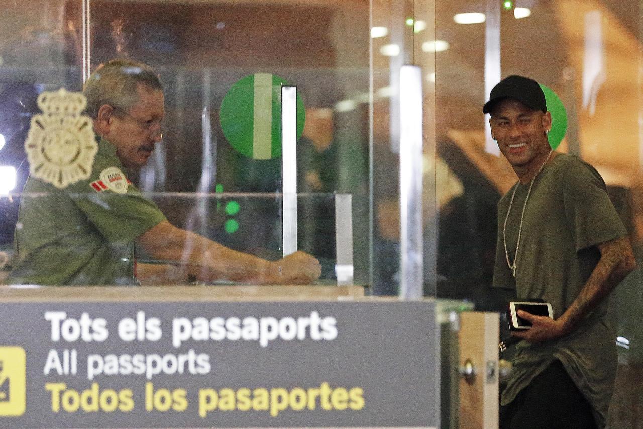  And the PSG footballer was in good spirits as he arrived to celebrate his son's birthday in Barca